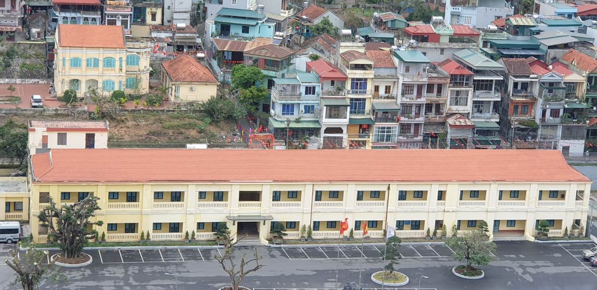 Không chỉ các moong than, nhiều công trình và không gian gắn với ngành than tại Hạ Long cũng có tiềm năng trở thành sản phẩm du lịch đặc thù. Trong ảnh là trụ sở Công ty Pháp mỏ than Bắc Kỳ, được xây dựng từ năm 1888. Ảnh: Nguyễn Hùng