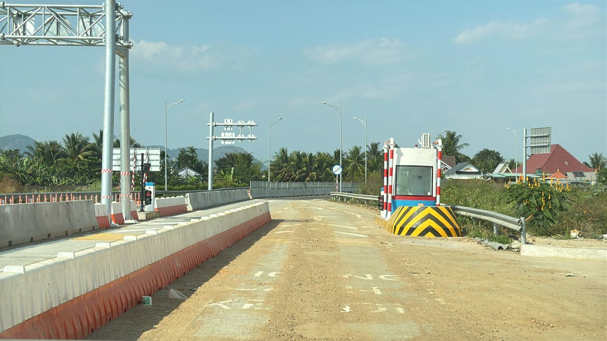 Trạm thu phí tại lối ra cao tốc Vĩnh Hảo - Phan Thiết ở nút giao Quốc lộ 28. Ảnh: Duy Tuấn 