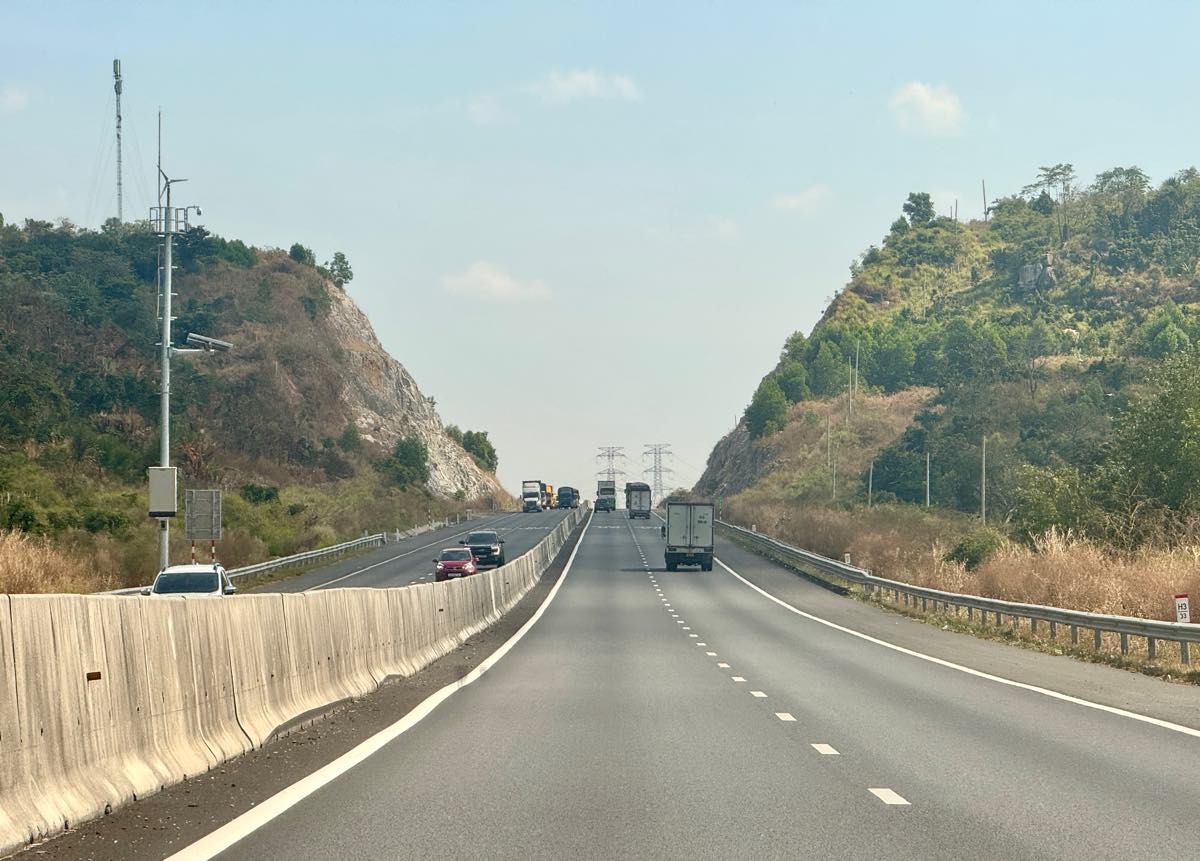 Xe ô tô lưu thông trên cao tốc Phan Thiết - Dầu Giây. Ảnh: Duy Tuấn 