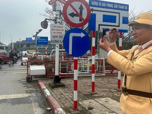 CSGT ghi hình các trường hợp người điều khiển phương tiện qua đường sắt vi phạm giao thông. Ảnh: Văn Huế