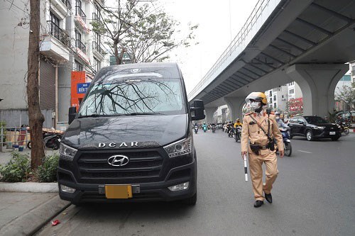 From January 1, 2028, contract vehicles are required to transmit contract data before the trip. Photo: Tuan Hiep