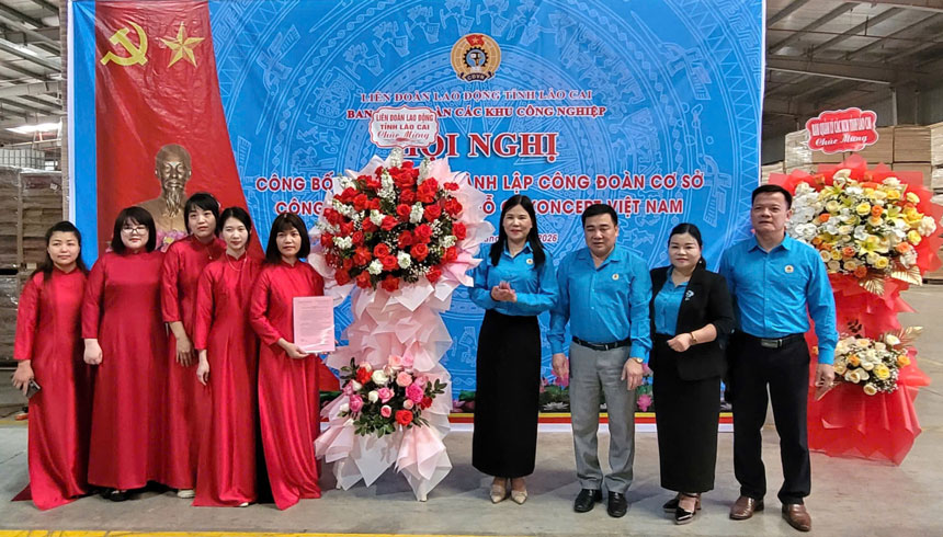 Lãnh đạo Liên đoàn Lao động tỉnh Lào Cai trao quyết định thành lập và tặng hoa Ban chấp hành Công đoàn cơ sở Công ty TNHH OAKONCEPT Việt Nam. Ảnh: Khánh Dung