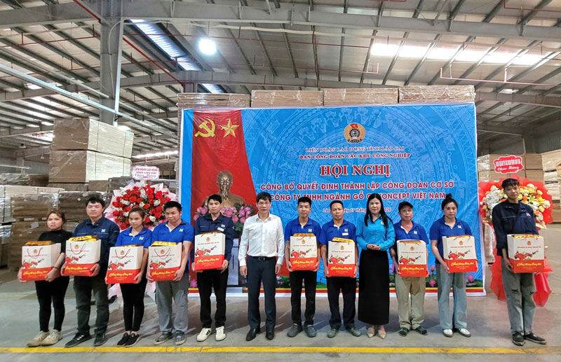 Liên đoàn Lao động tỉnh trao 10 suất quà cho đoàn viên có hoàn cảnh khó khăn.