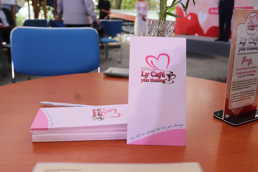 The "Love Coffee" program has spent 1.8 billion VND to help 440 difficult cases. Photo: Nguyen Linh