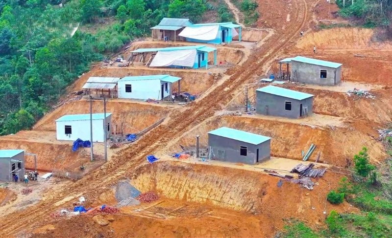 Bộ đội, công an và lực lượng xung kích tình nguyện giúp dân xây lại nhà mới, an cư sau thiên tai, sạt lở. Ảnh: Trường An