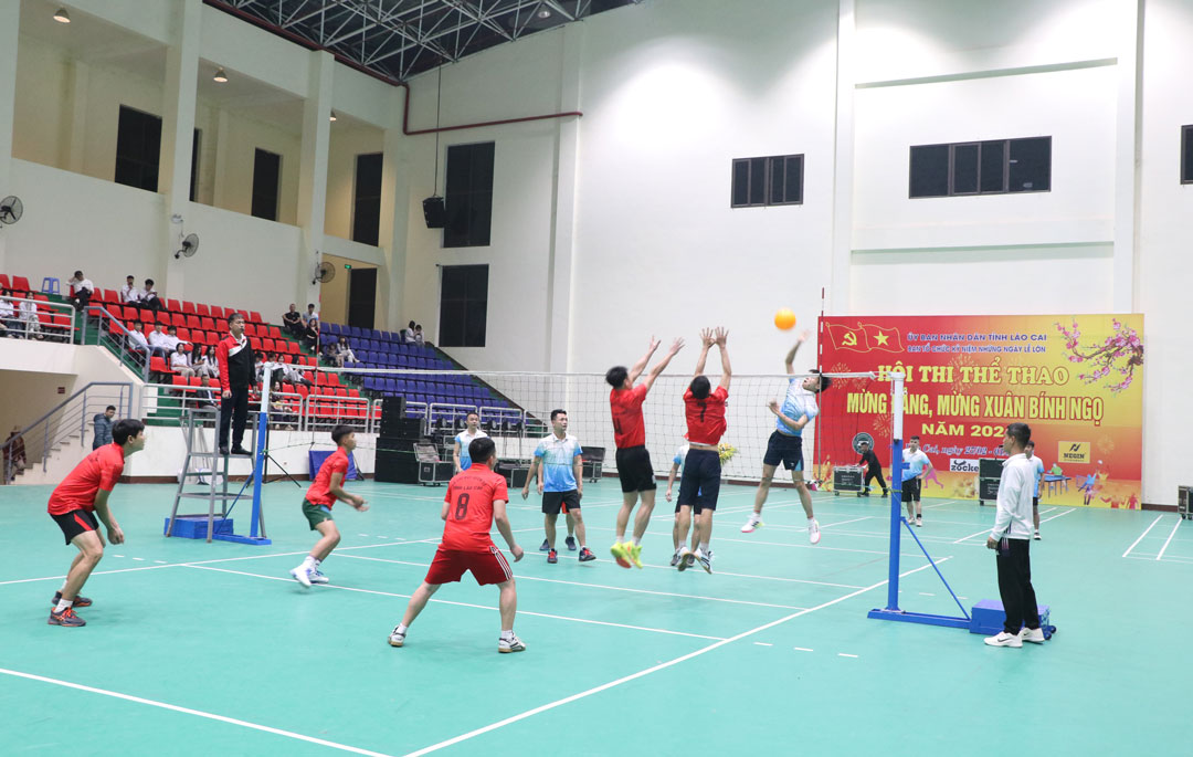Athletes compete in volleyball. Photo: Manh Hung