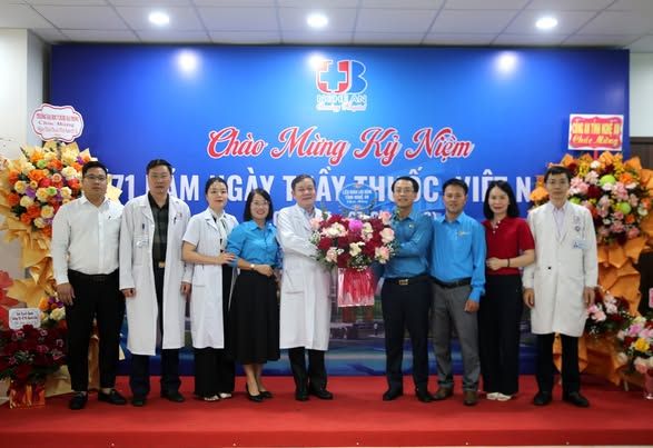 The Provincial Labor Federation visits and congratulates Nghe An Oncology Hospital. Photo: Nghe An Trade Union