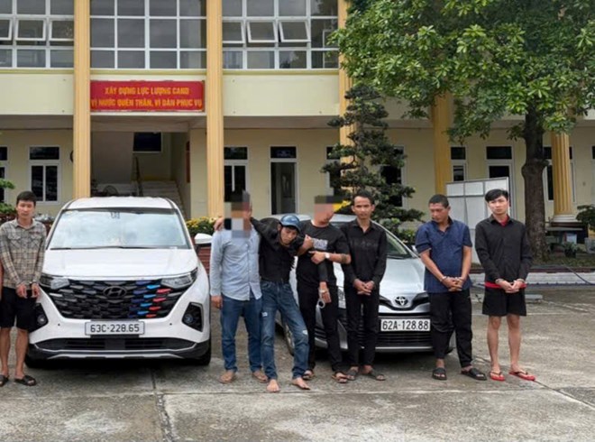 Nhóm đối tượng bắt giữ người định bán sang Campuchia Ảnh: Công an cung cấp