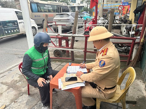 People pay attention to regulations on temporary detention of motorbikes when violating traffic laws. Photo: Traffic Police Department
