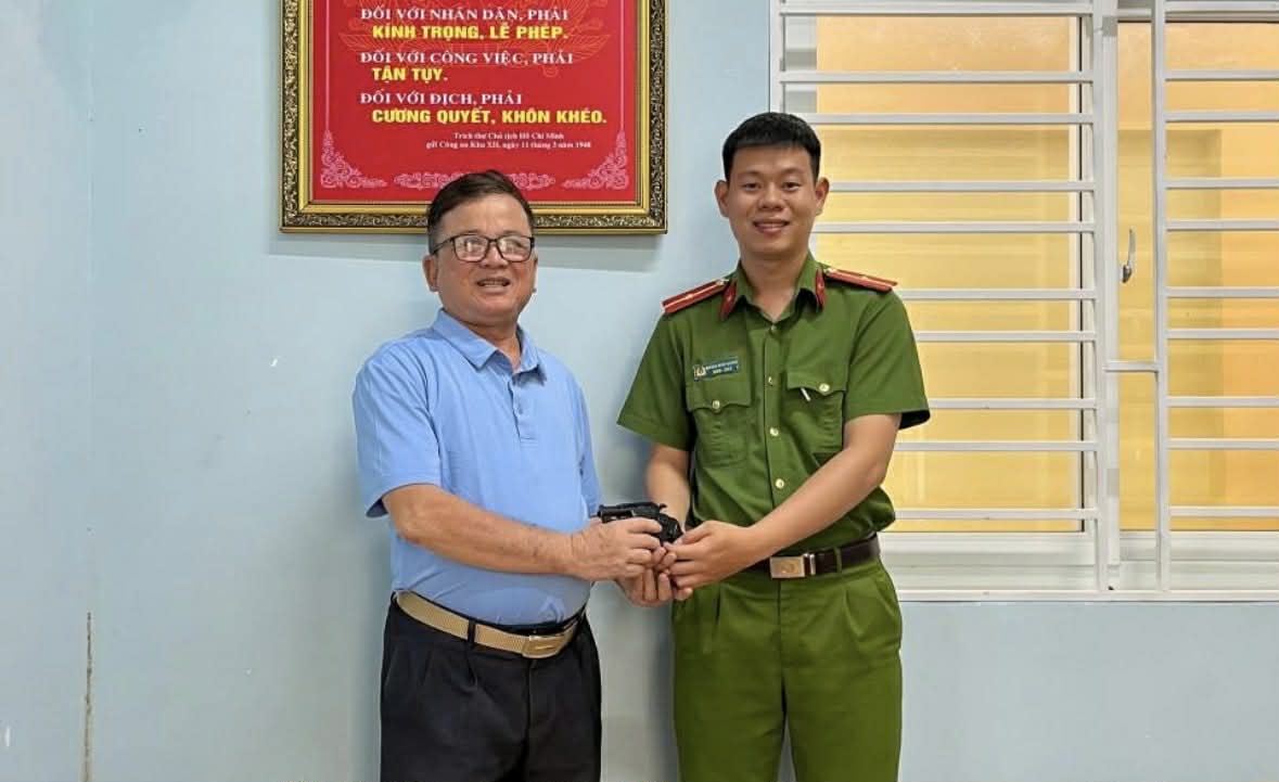 ダクラク省の住民は、自作銃を警察機関に自主的に引き渡しました。写真:警察提供