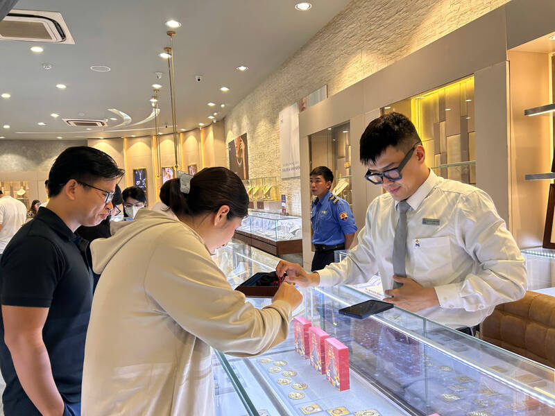 Customers choose gold at a gold shop in Ho Chi Minh City in the context of high gold prices. Photo: Ha May