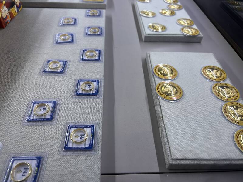 Các sản phẩm vàng trọng lượng nhỏ được trưng bày nhiều hơn để phục vụ nhu cầu tích lũy. Ảnh: Hạ Mây  