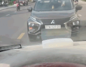 Gia Lai traffic police fine female driver in the case of 2 cars stopping head-on on Xuan Dieu street (Quy Nhon ward). Photo: Quy Nhon