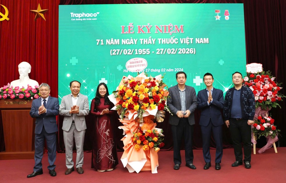 Comrade Pham Hoai Phuong - Chairman of the Vietnam Construction Trade Union (3rd from right) presents flowers to congratulate Traphaco Joint Stock Company. Photo: CĐXDVN
