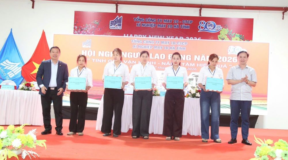 Leaders of Ha Tinh Garment Enterprise 10 commended 5 individuals with outstanding achievements in 2025 at the 2026 Workers' Conference. Photo: Ha Tinh Trade Union