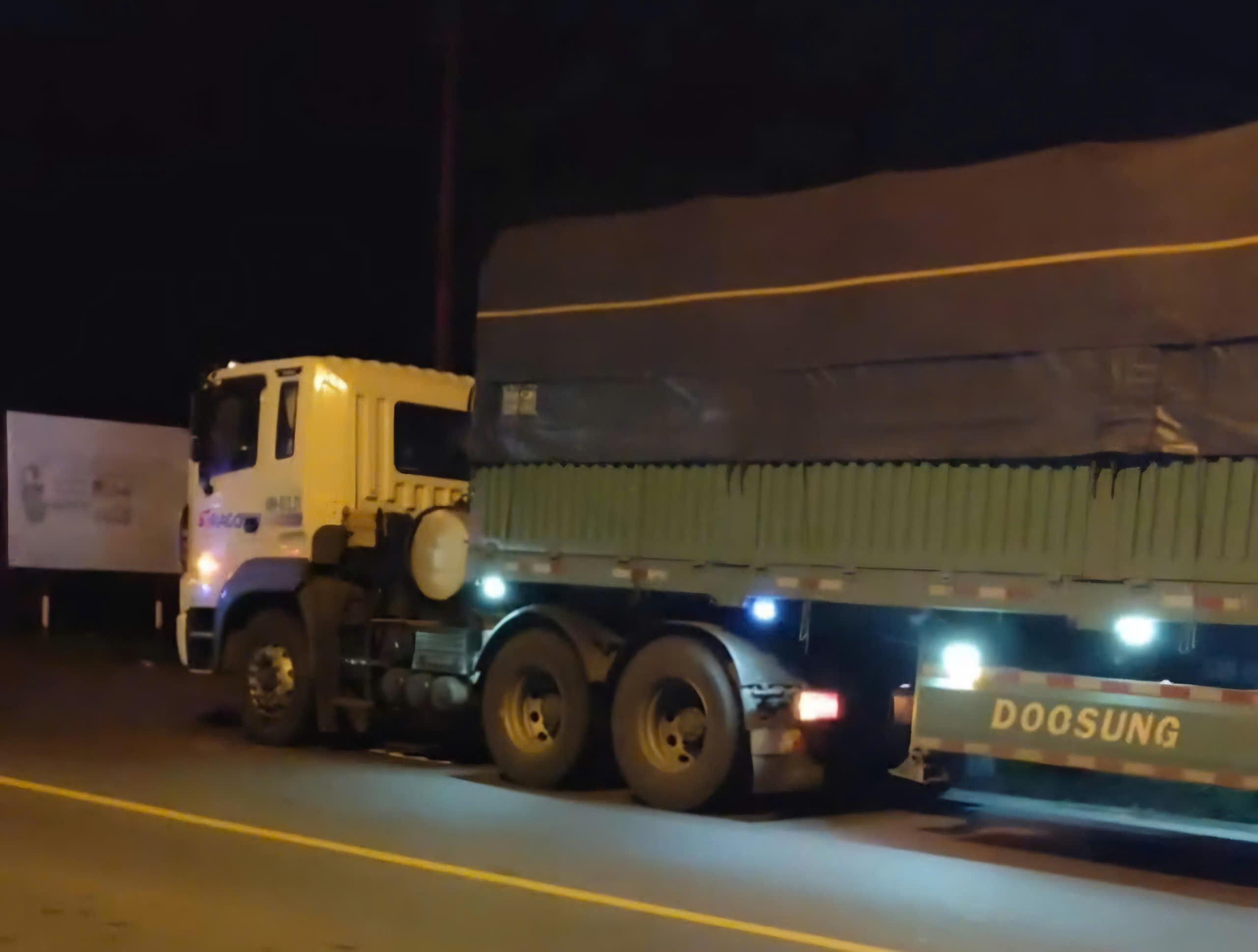 Scene of the accident between a tractor-trailer and a motorbike on National Highway 20, killing 1 person. Photo: Trong Dai