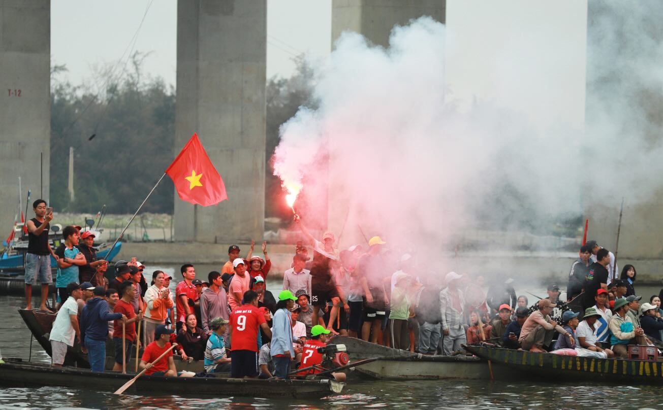 People watch the boat race at the fishing festival in Thai Duong Ha village on February 27 (the framework of the festival had a boat sinking incident). Photo: Vo Thanh