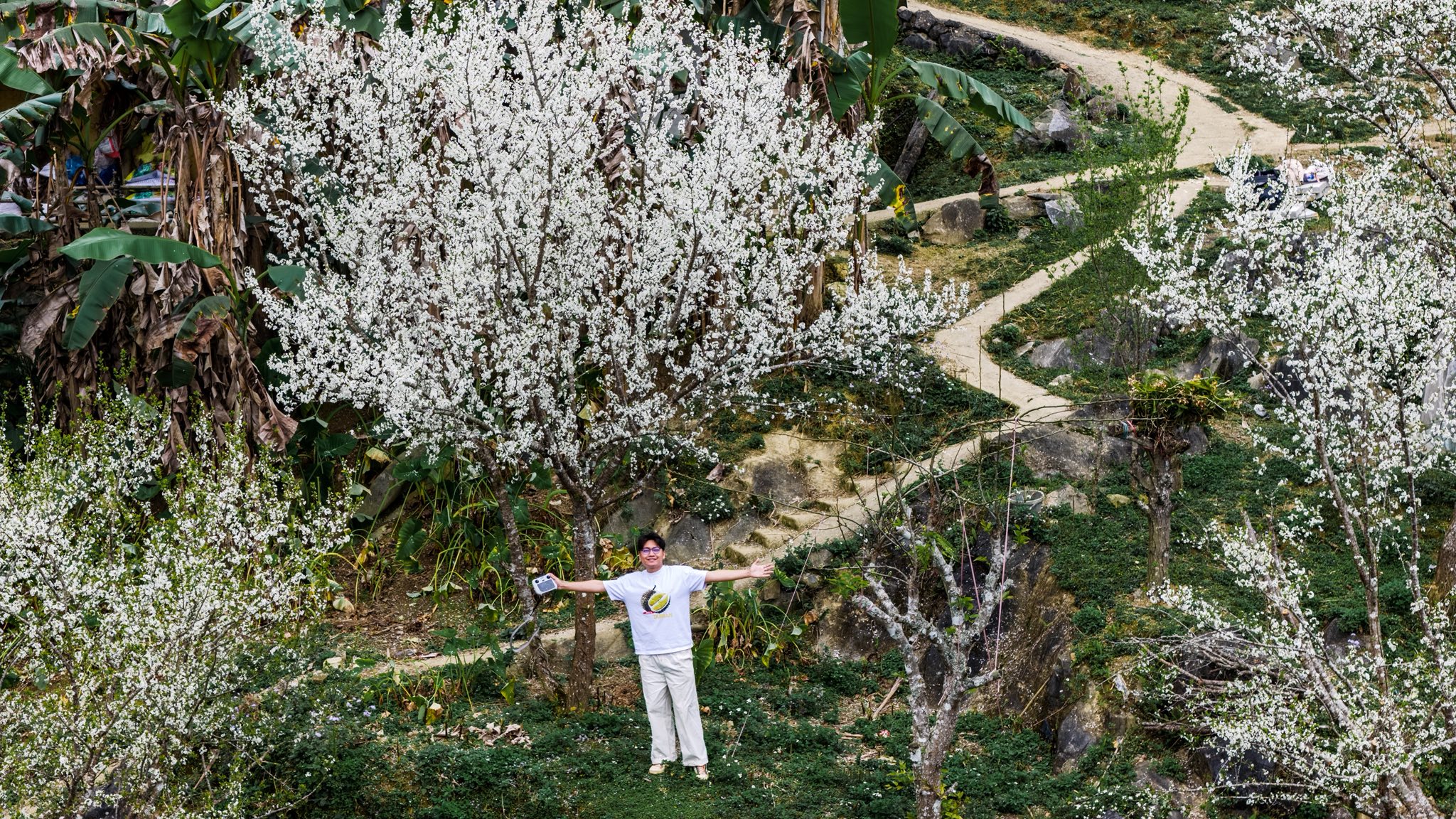 Bùi Hữu Đức là một bạn trẻ đam mê du lịch, ngay khi biết hoa mận Bắc Hà và Si Ma Cai đang độ đẹp nhất đã đặt xe lên ngay để săn ảnh, tận hưởng không khí xuân Tây Bắc.