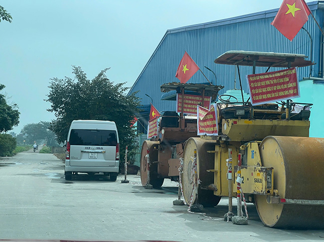2 xe lu chắn cổng Công ty TNHH Giày Ngọc Hưng (xã Diên Hà, Hưng Yên) nhiều ngày nay. Ảnh: Mai Hương