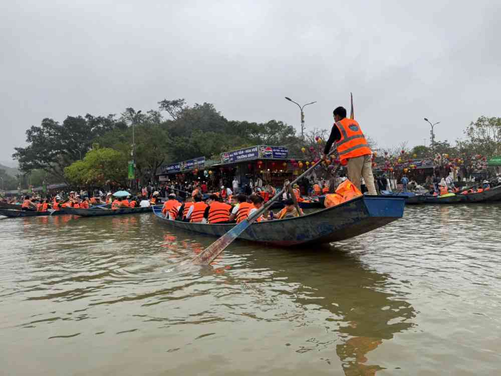 100% du khách mặc áo phao khi lên thuyền. Ảnh: Đình Dũng