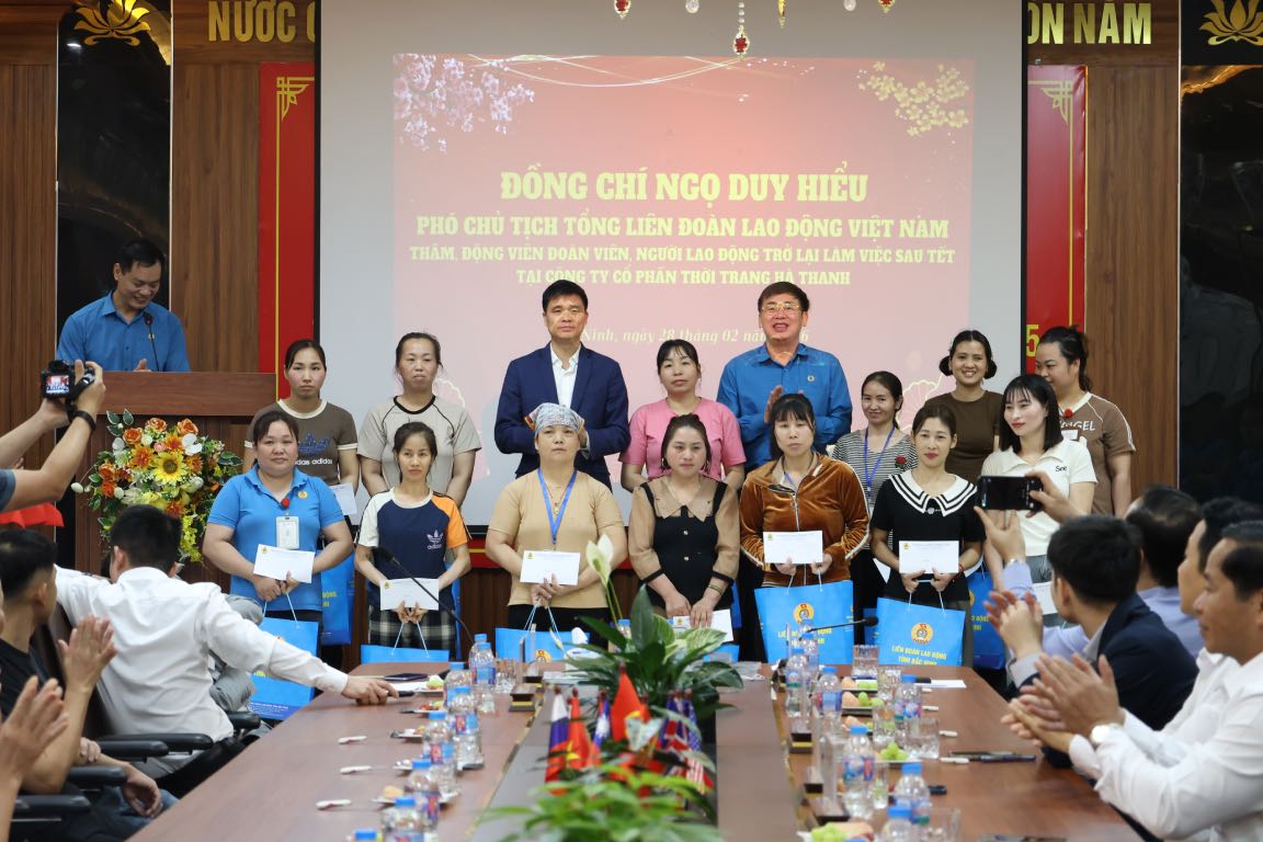 Vice President of the Vietnam General Confederation of Labor Ngo Duy Hieu and Chairman of Bac Ninh Provincial Labor Federation Thach Van Chung present gifts to union members and workers. Photo: Quyet Chien
