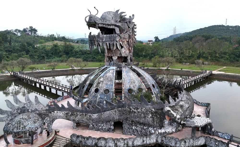 Experience cycling around the world-famous "ghostly" park. Photo: Nguyen Luan