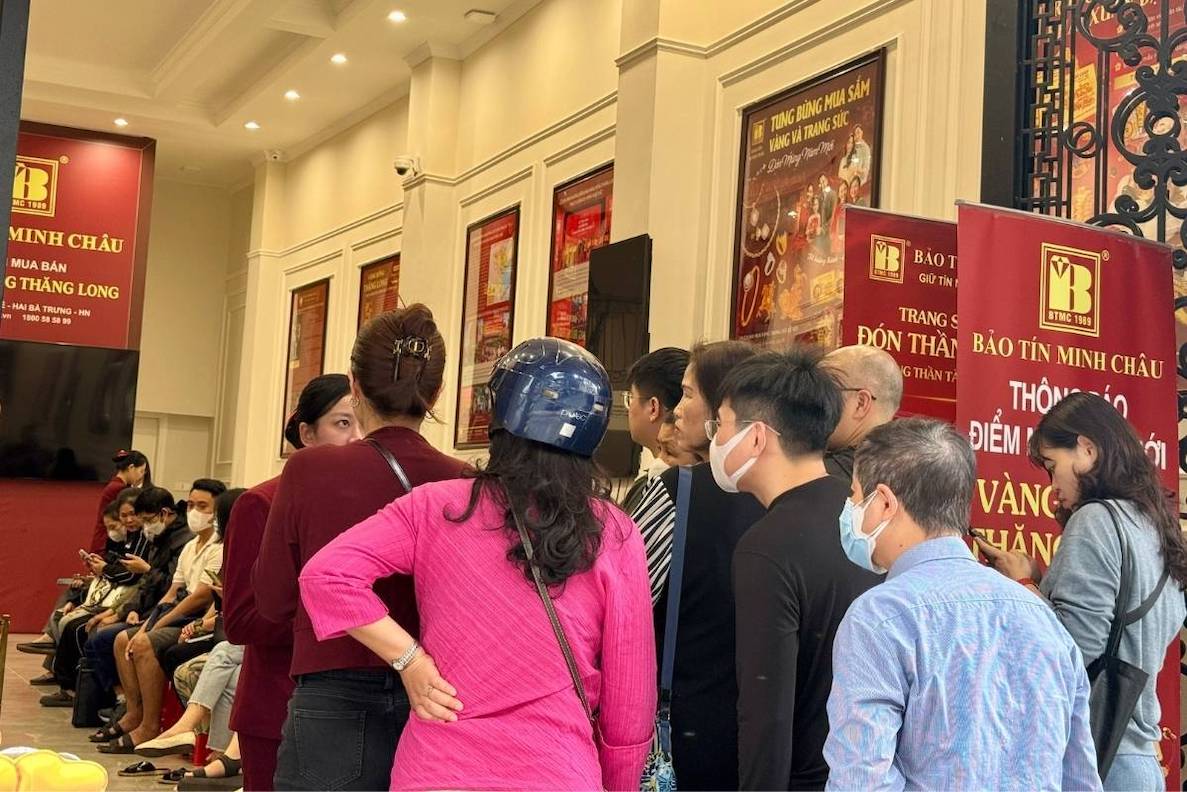 Người dân xếp hàng chờ giao dịch tại phố Mai Hắc Đế sáng ngày 28.2, bất chấp giá vàng đang tăng cao. Ảnh: Phương Anh