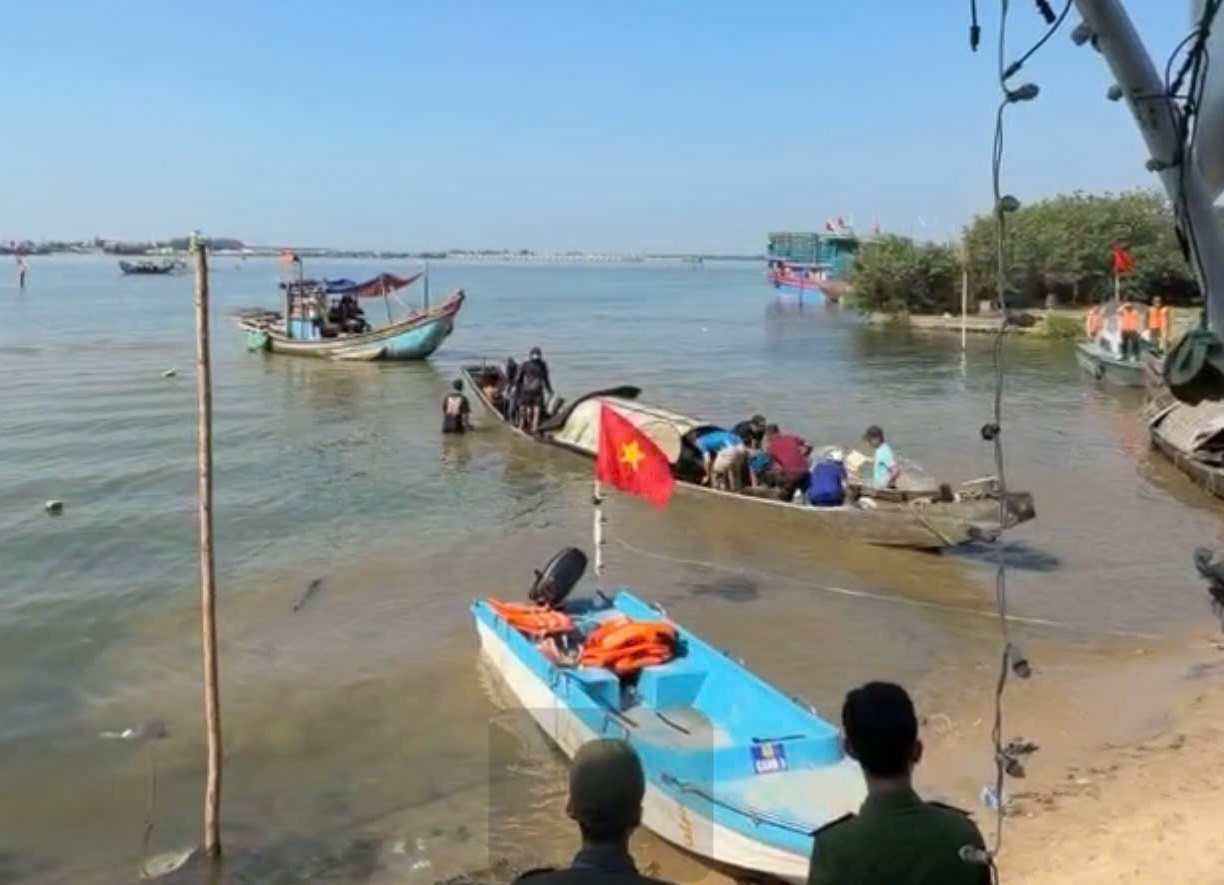 After identifying the identities of the 2 victims of the boat capsizing, they were identified as mother and child. Photo: Q. Tam.