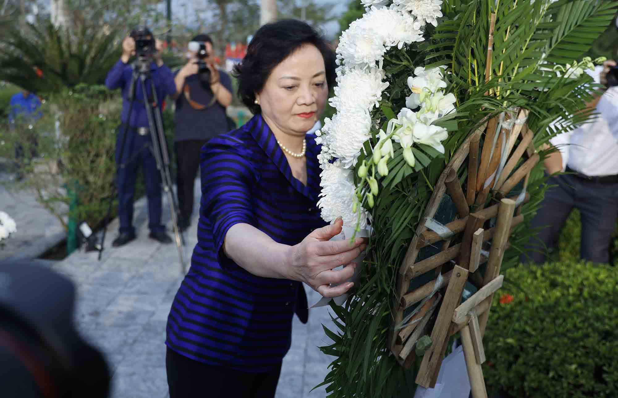 Deputy Prime Minister Pham Thi Thanh Tra offers flowers at the Tomb of Hero Ly Tu Trong. Photo: Tran Tuan