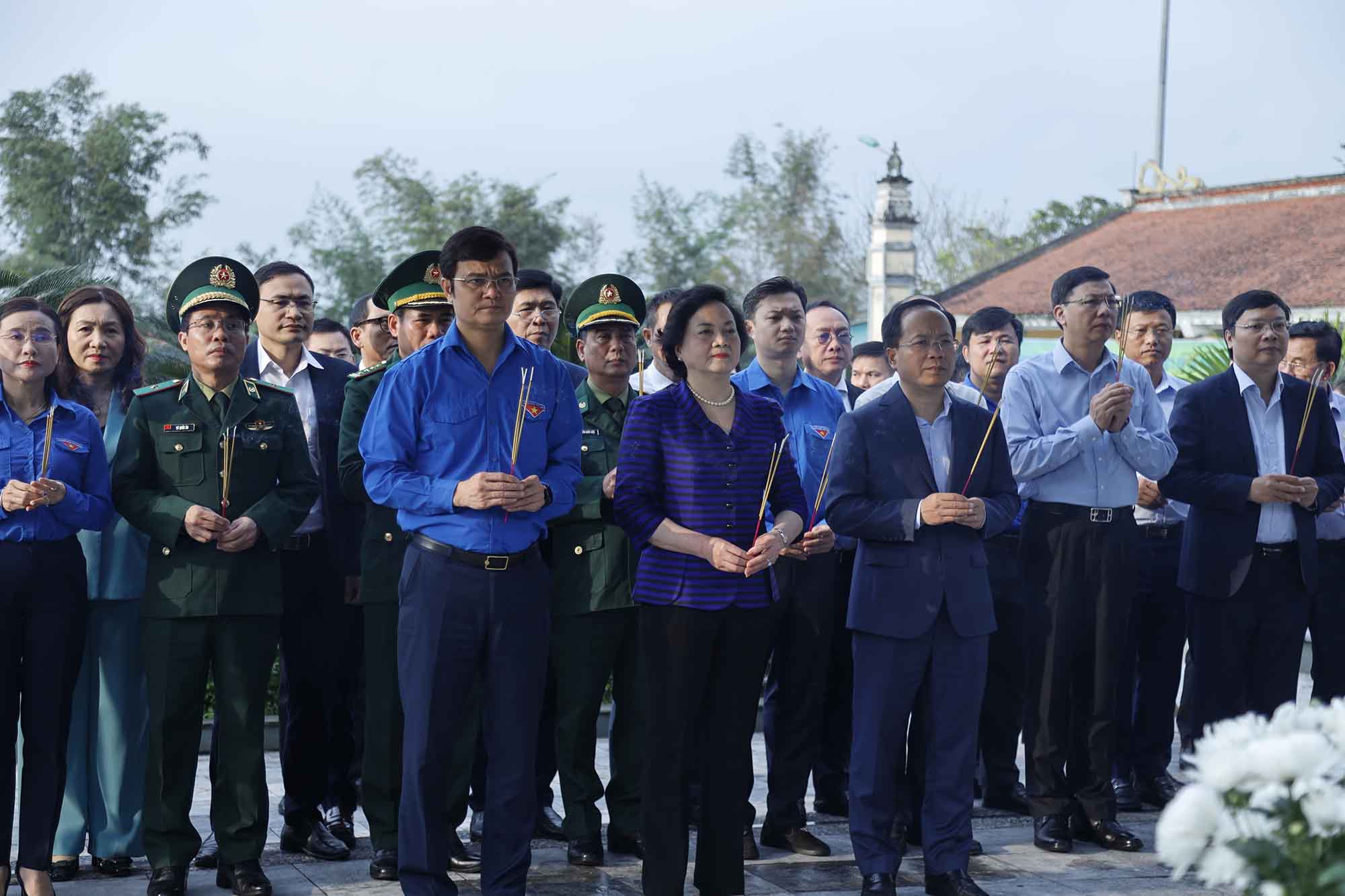 Đoàn dâng hương tại Khu lưu niệm Anh hùng Lý Tự Trọng. Ảnh: Trần Tuấn