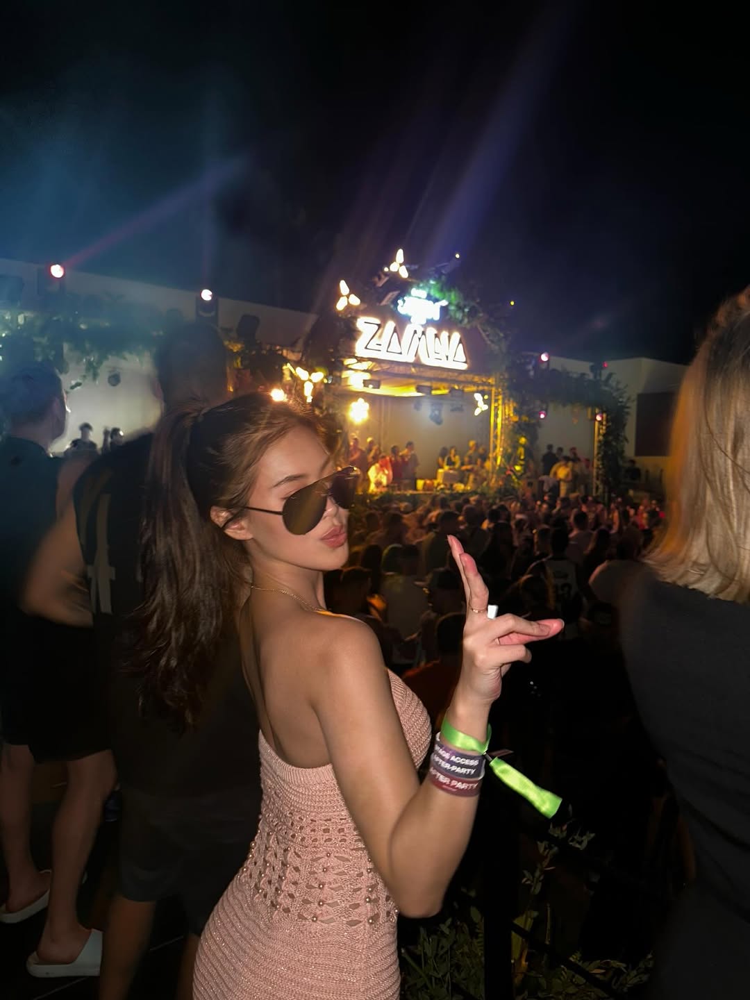  Tiên Nguyễn hòa mình vào lễ hội âm nhạc điện tử quy mô lớn tổ chức ngay trên bãi biển Koh Samui. Ảnh NVCC