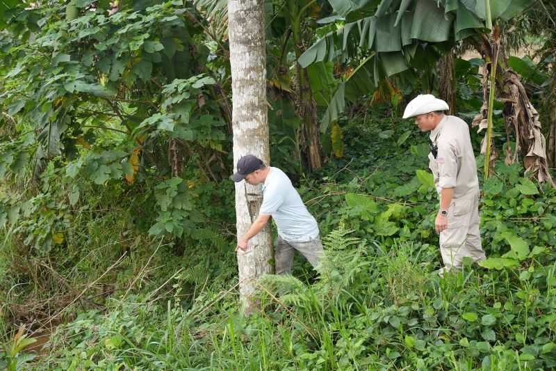 Người dân chỉ vị trí phát hiện vật liệu nổ còn sót lại sau chiến tranh. Ảnh: Đội EOD NPA/RENEW