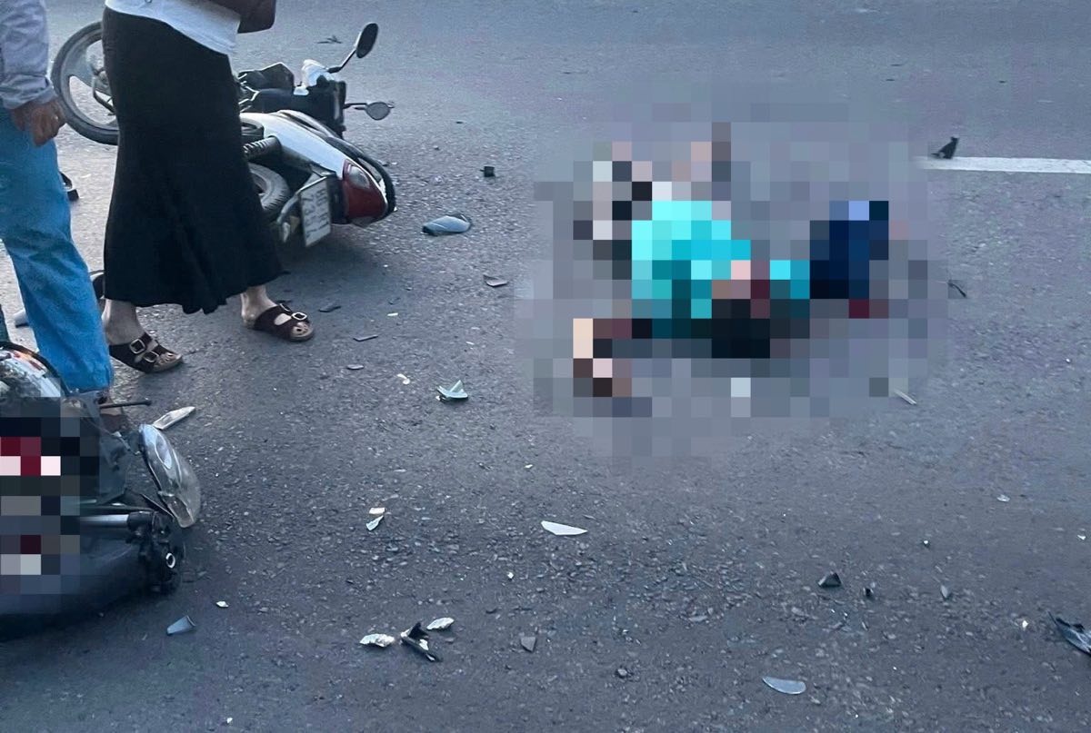Nạn nhân văng xuống đường sau cú tông. Ảnh: Phạm Duy
