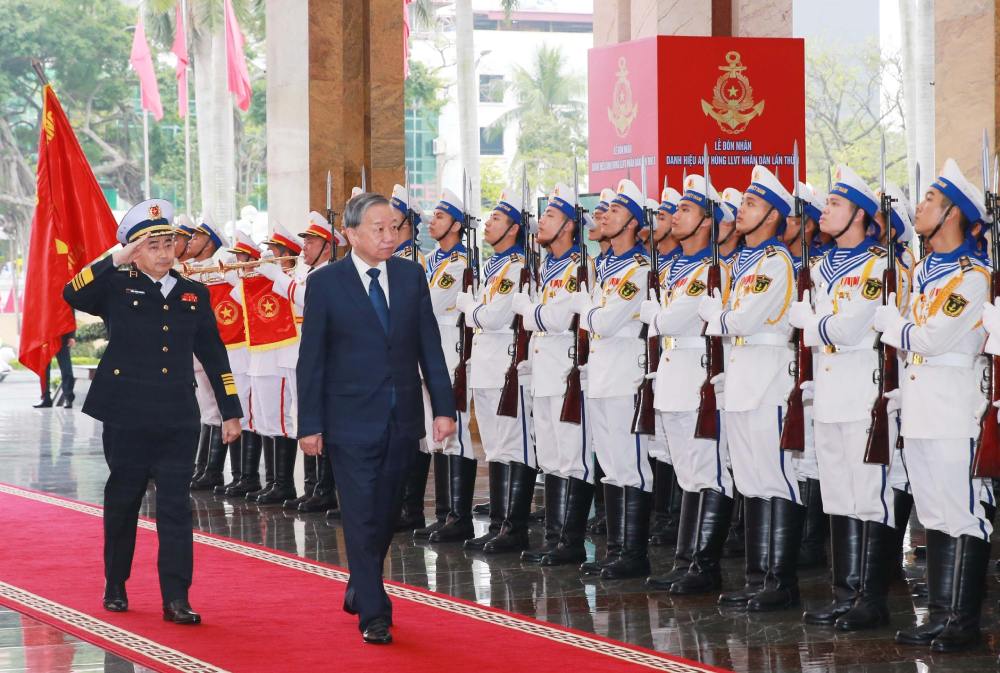 Tổng Bí thư Tô Lâm duyệt Đội Danh dự Quân đội nhân dân Việt Nam tại lễ đón. Ảnh: Quân chủng Hải quân 