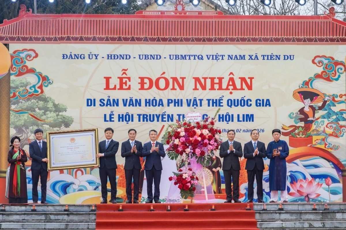 Leaders of Bac Ninh province awarded the Certificate of National Intangible Cultural Heritage to Lim Festival to leaders of Tien Du commune. Photo: Van Giang