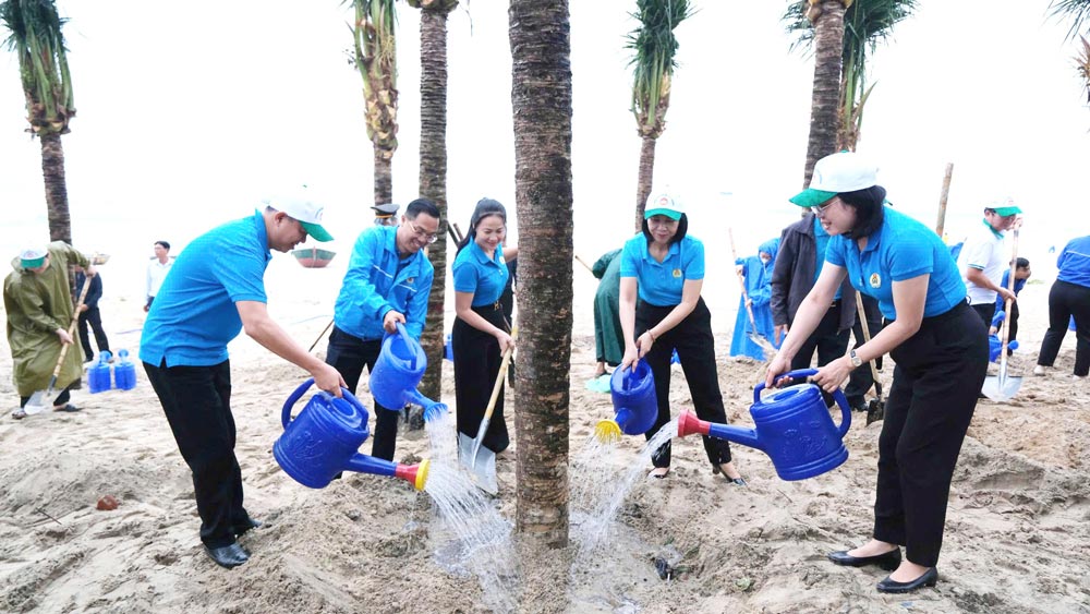 Standing Committee of Da Nang City Trade Union attends the launching ceremony of "Launching Tet tree planting - Binh Ngo Spring 2026". Photo: Da Nang Trade Union.