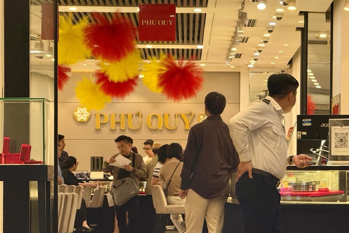 Gần đây, bạc miếng và bạc thỏi trở thành mặt hàng được nhiều người tìm mua. Ảnh: Phương Anh  