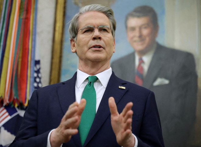 US Treasury Secretary Scott Bessent affirmed that he will eliminate banks that assist illegal money flows to protect the USD system. Photo: AFP