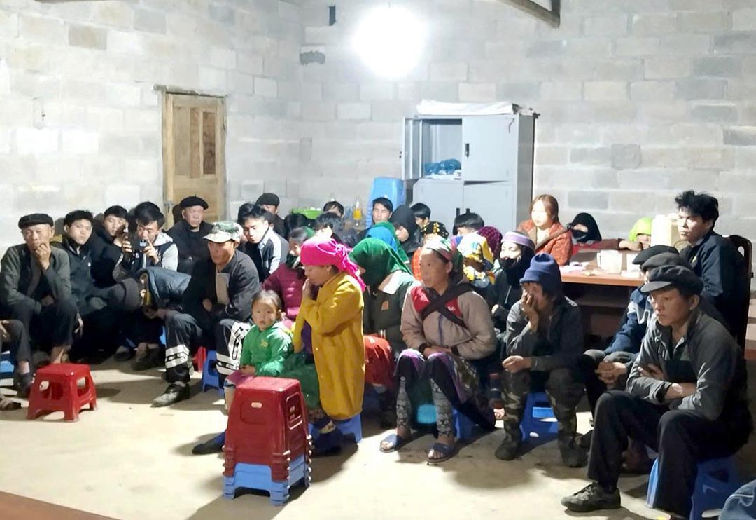 Tuyên truyền bầu cử bằng tiếng Mông vào buổi tối tại nhà văn hóa thôn trên địa bàn xã Đồng Văn nhận được đồng bào hào hứng tham gia. Ảnh: Lê Lâm.