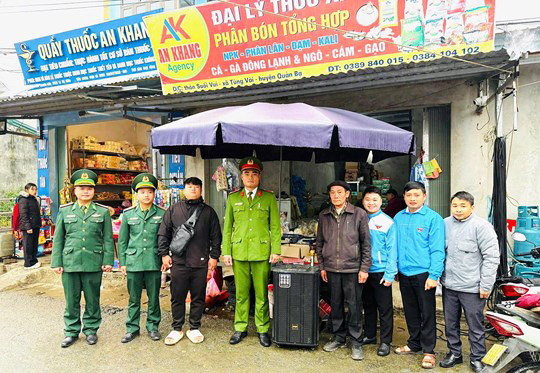 Lực lượng chức năng tại xã Tùng Vài (Tuyên Quang) phối hợp tuyên truyền bằng loa kéo tại chợ phiên. Ảnh: PV.