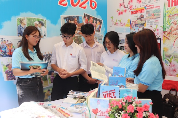 Hội báo Xuân Bính Ngọ 2026 trưng bày hàng loạt ấn phẩm báo chí đặc sắc. Ảnh: Nguyễn Linh