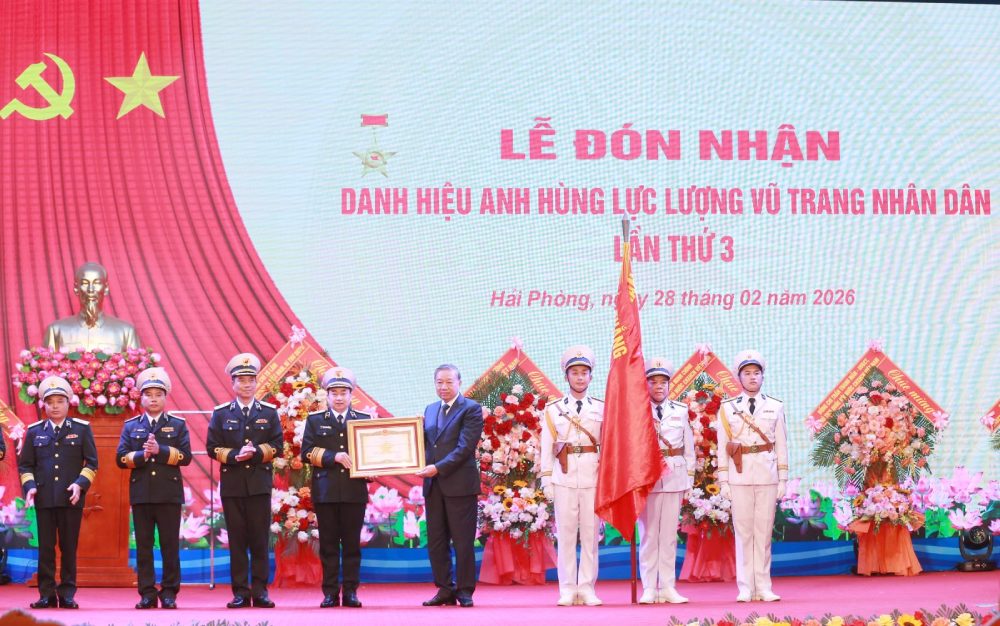 Tổng Bí thư Tô Lâm trao tặng danh hiệu Anh hùng lực lượng vũ trang nhân dân cho Quân chủng Hải quân. Ảnh: Hiền Hòa