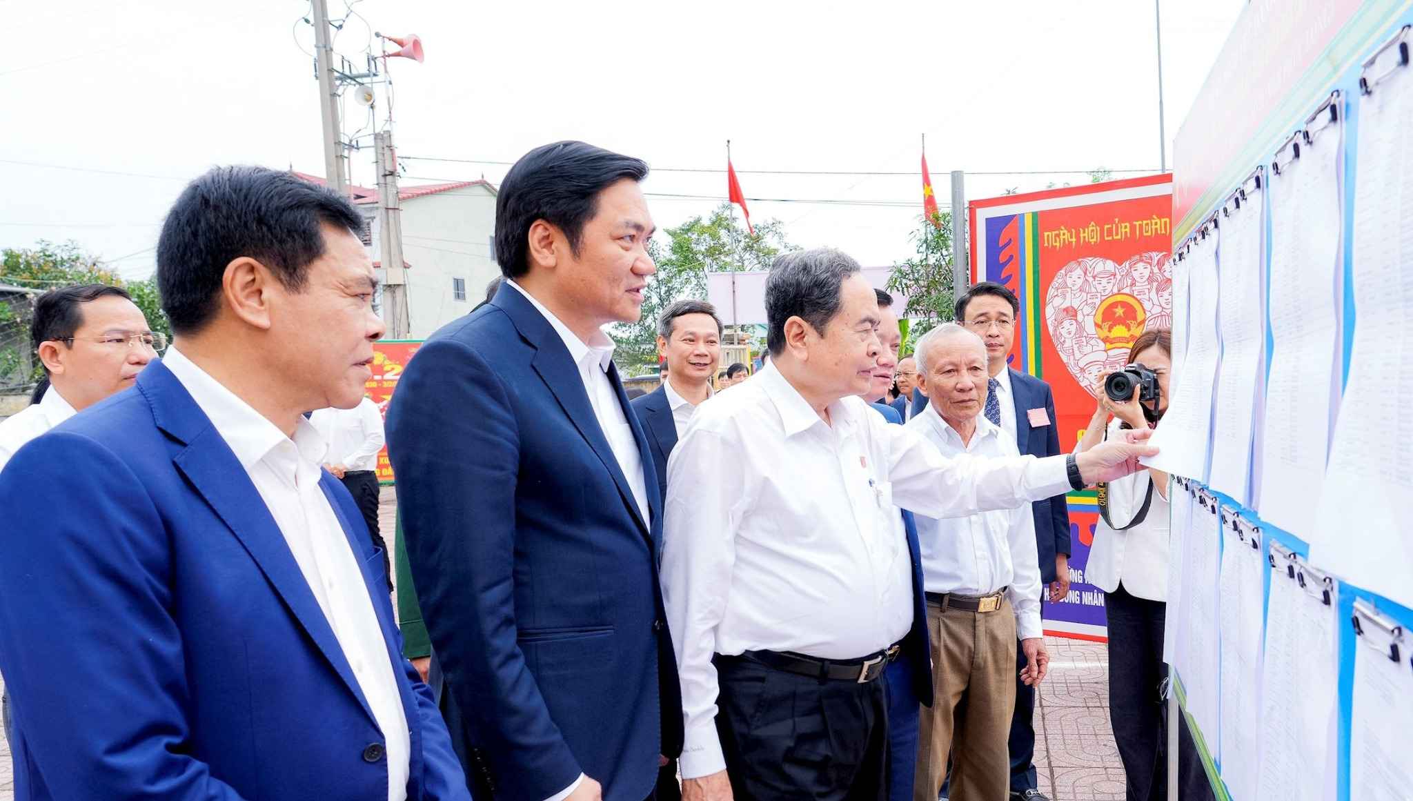 National Assembly Chairman Tran Thanh Man inspects the listing area and summary biography of the National Assembly deputy candidate in Nghe An. Photo: Pham Bang