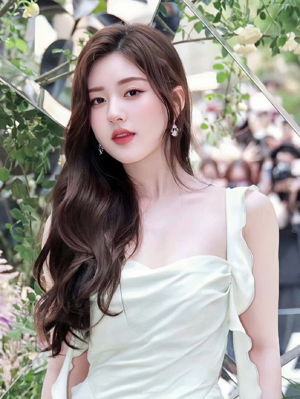 Trong quá trình di chuyển theo lịch trình không công khai, Triệu Lộ Tư bị một phương tiện lạ bám theo. Ảnh Nhà sản xuất