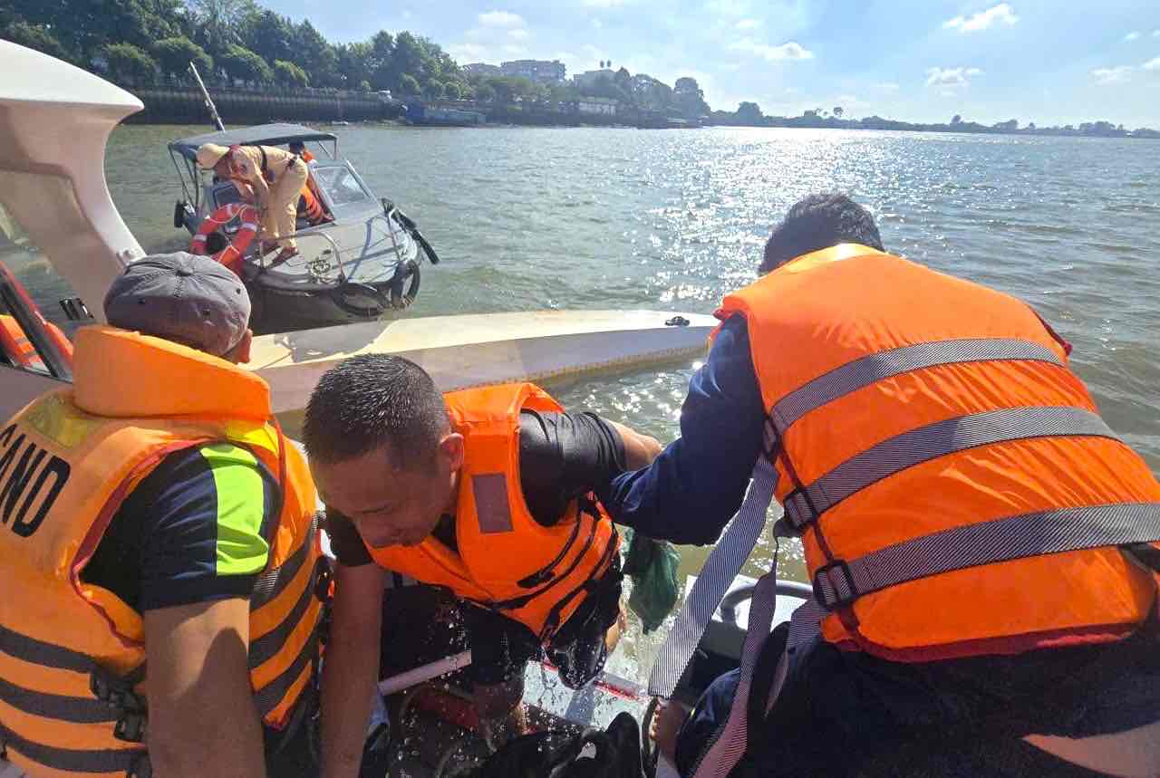 ボートが転覆した状況の後、レースを保護し、アスリートを安全に岸に引き上げる機能部隊。写真:ドンナイ省警察消防救助警察署