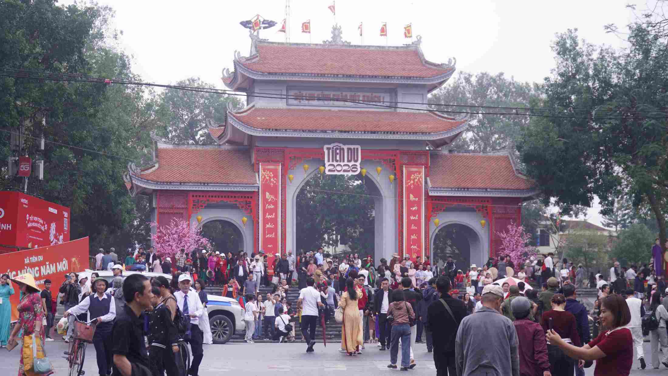 Lim Festival 2026 bustling Quan Ho space throughout the villages. Photo: Minh Vu