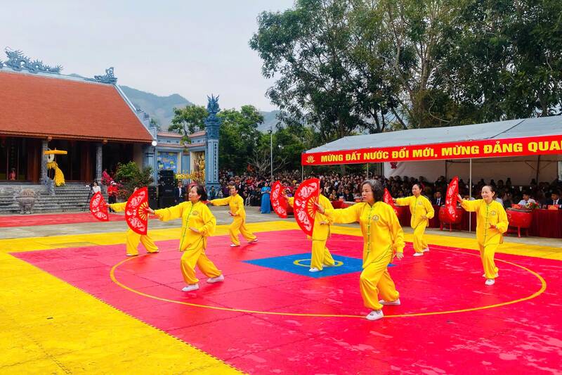 Màn đánh trống hội và biểu diễn múa quạt dưỡng sinh tại lễ hội. Ảnh: Trung Hải