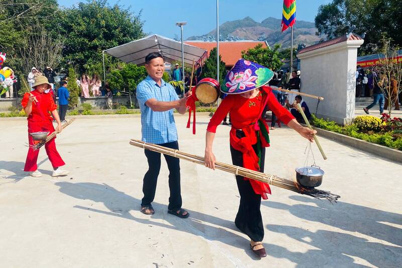 Thi trò chơi dân gian tại lễ hội. Ảnh: Trung Hải