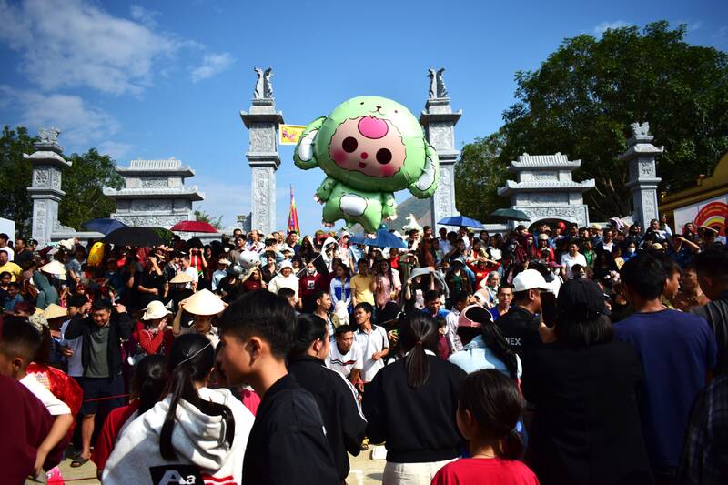 Người dân và du khách tham gia Lễ hội Dâng hương Đền thờ Hai Bà Trưng. Ảnh: Trung Hải