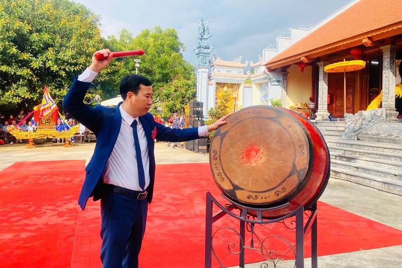 Nghi thức đọc chúc văn và đánh trống khai hội Đền thờ Hai Bà Trưng. Ảnh: Trung Hải